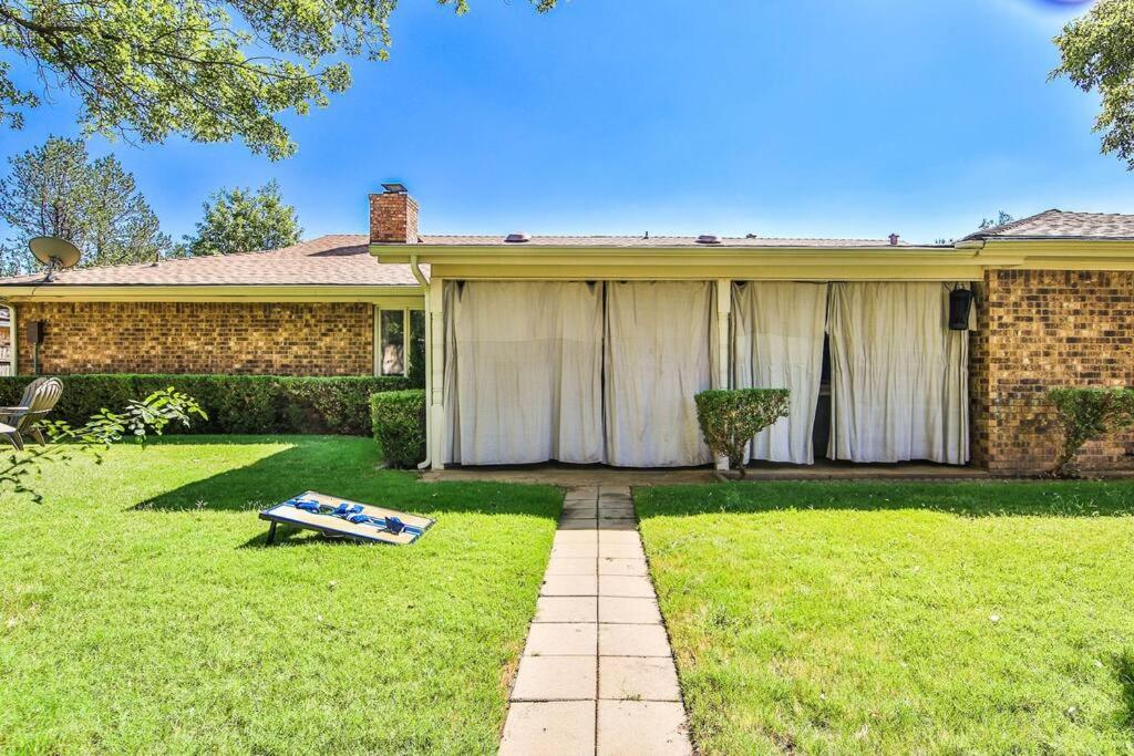 Hot Tub, Privacy, Sleeps 11 & Tons Of Space! Λούμποκ Εξωτερικό φωτογραφία