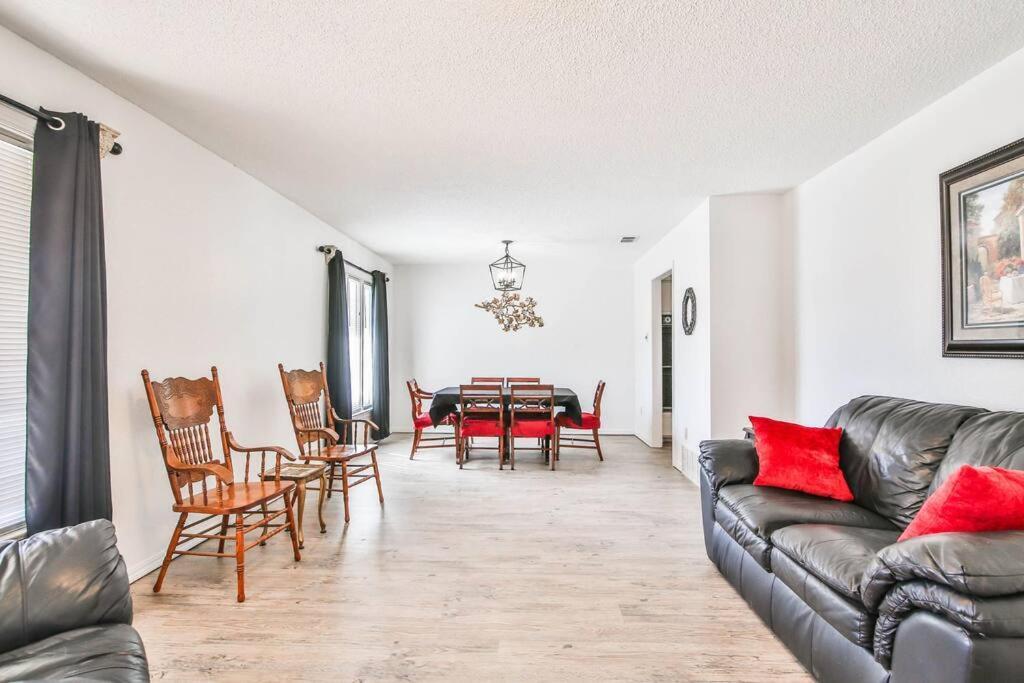 Hot Tub, Privacy, Sleeps 11 & Tons Of Space! Λούμποκ Εξωτερικό φωτογραφία