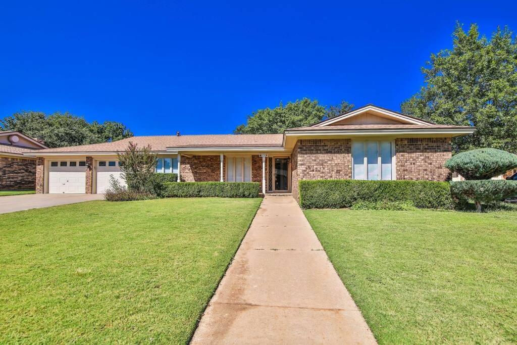 Hot Tub, Privacy, Sleeps 11 & Tons Of Space! Λούμποκ Εξωτερικό φωτογραφία
