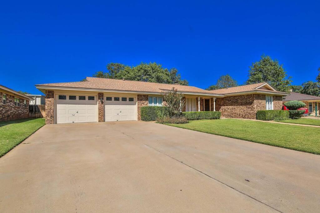 Hot Tub, Privacy, Sleeps 11 & Tons Of Space! Λούμποκ Εξωτερικό φωτογραφία